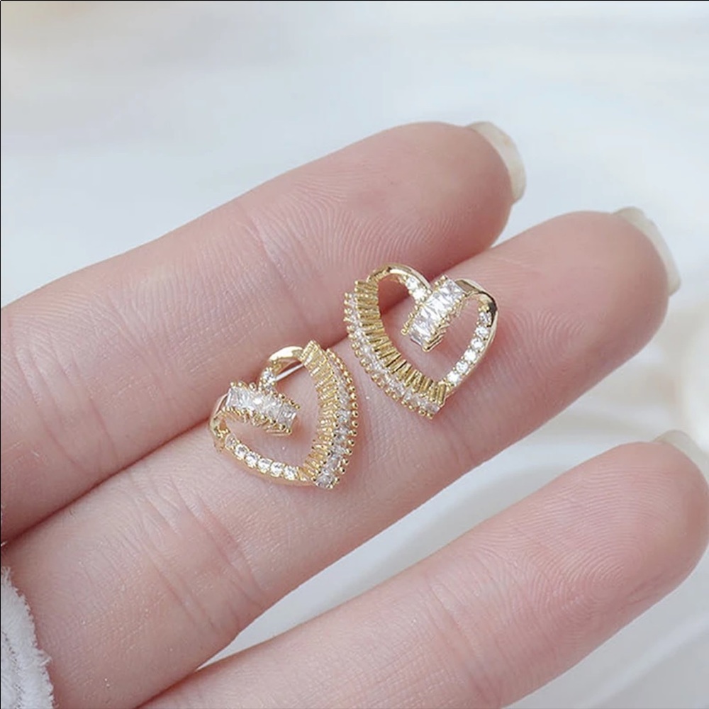 14k Gold Twist Heart Stud Earrings - Picture 3 of 4